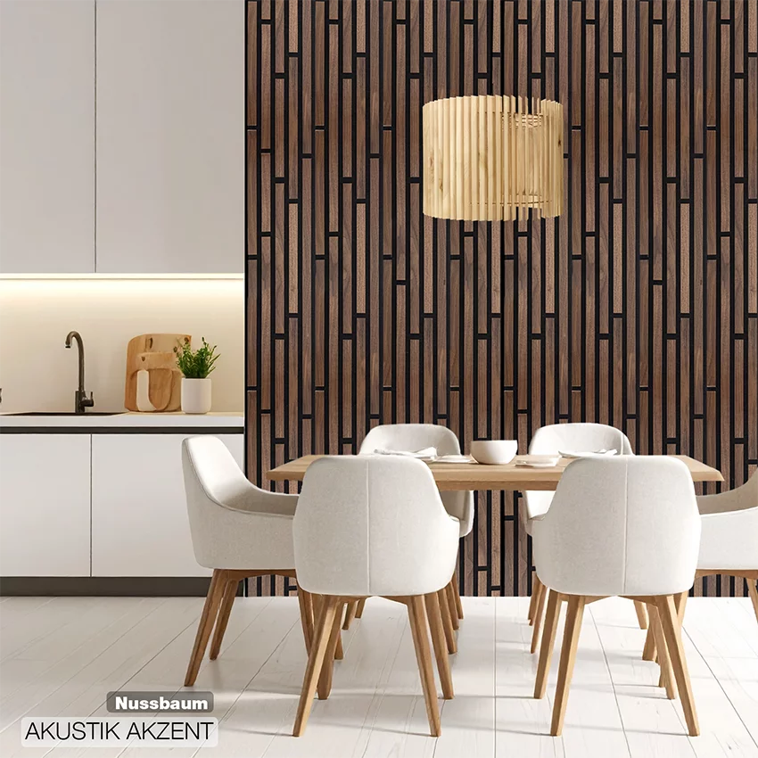 Moderner Küchen- und Essbereich mit Nussbaum, Holzlamellenwand, Esstisch und weißen Stühlen im skandinavischen Design von Wodewa