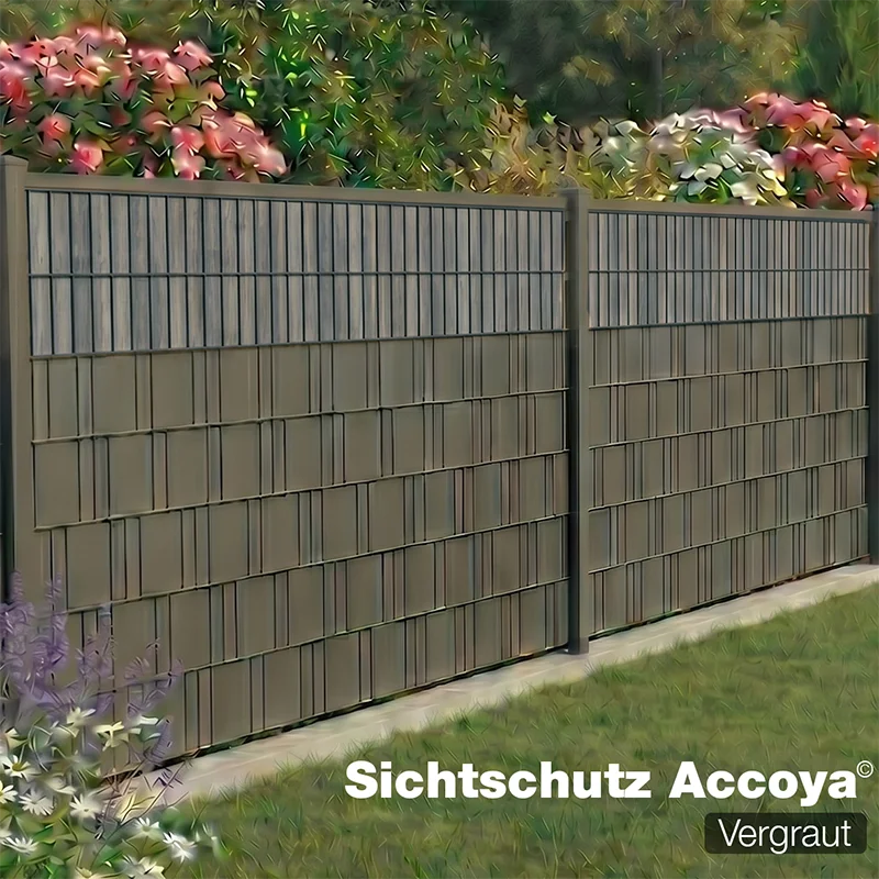 Sichtschutzzaun400 Accoya Vergraut als Gartenzaun mit blühendem Beet im Hintergrund