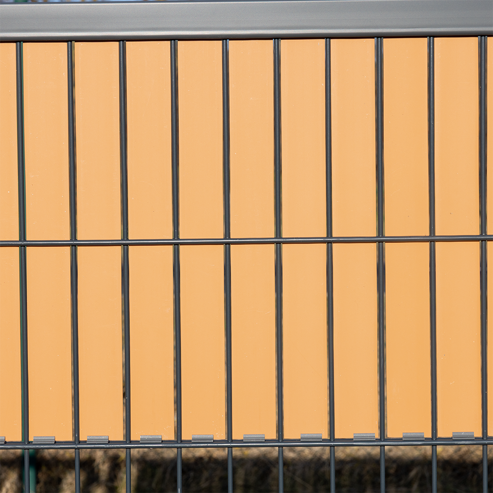 Doppelstabmattenzaun mit bernsteinfarbenem Sichtschutzstreifen als moderner Sichtschutz Flexio400 im Außenbereich
