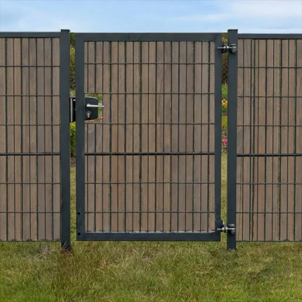 Modernes Gartentor mit Sichtschutz Accoya vergraut Palisander als Sichtschutz im Garten