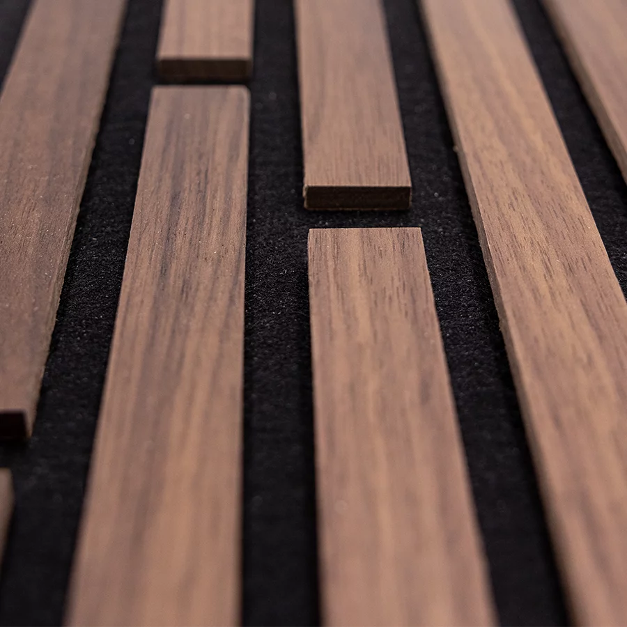 Akustikpaneele aus Nussbaum mit schwarzem Filz als moderne Wanddeko zur Verbesserung der Raumakustik in Innenräumen von Wodewa