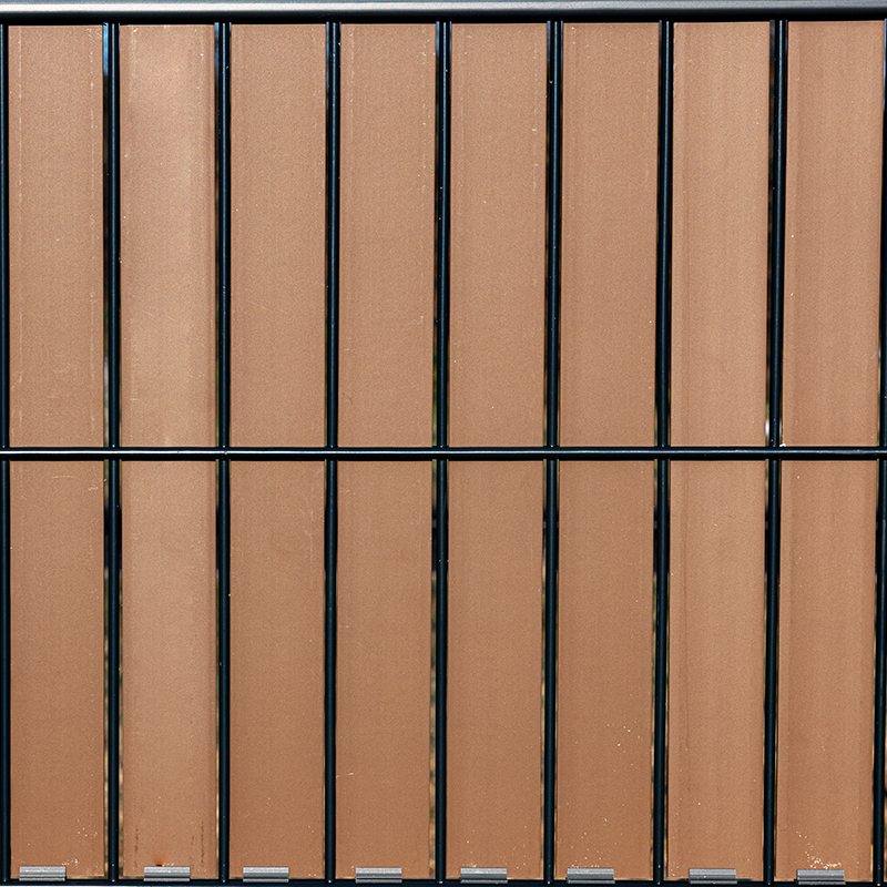Doppelstabmattenzaun mit copperfarbenem Sichtschutzstreifen als moderner Sichtschutz Flexio400 im Außenbereich