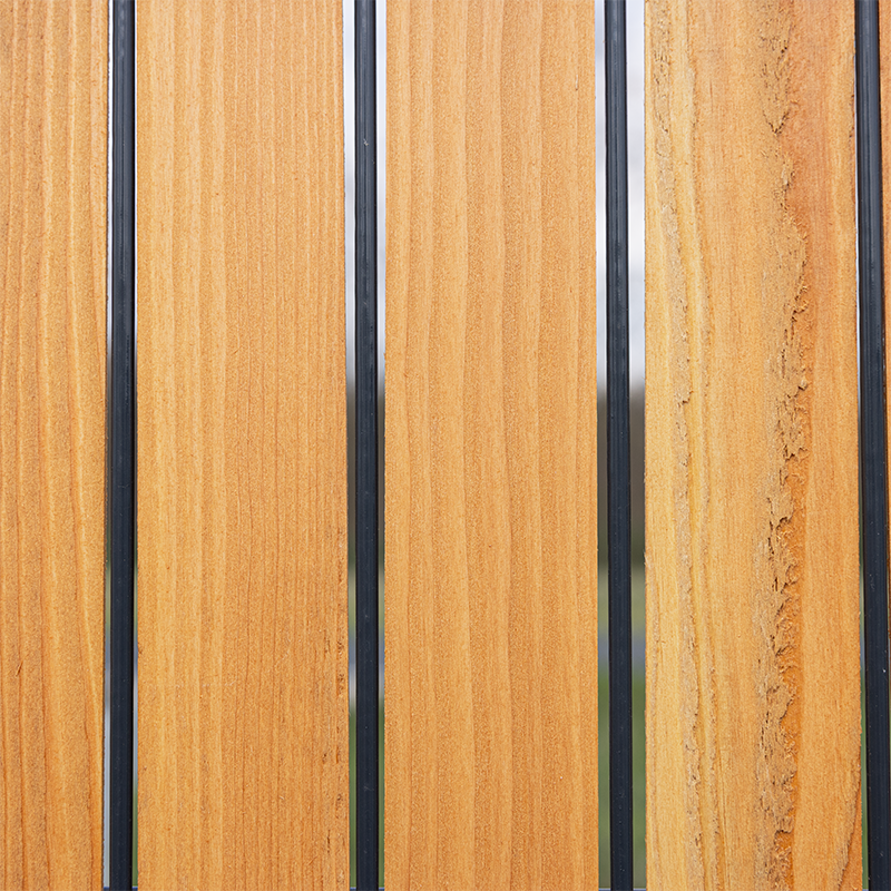 Detailansicht eine Lärche rustikals  Metallzauns Sichtschutz  Wodewa