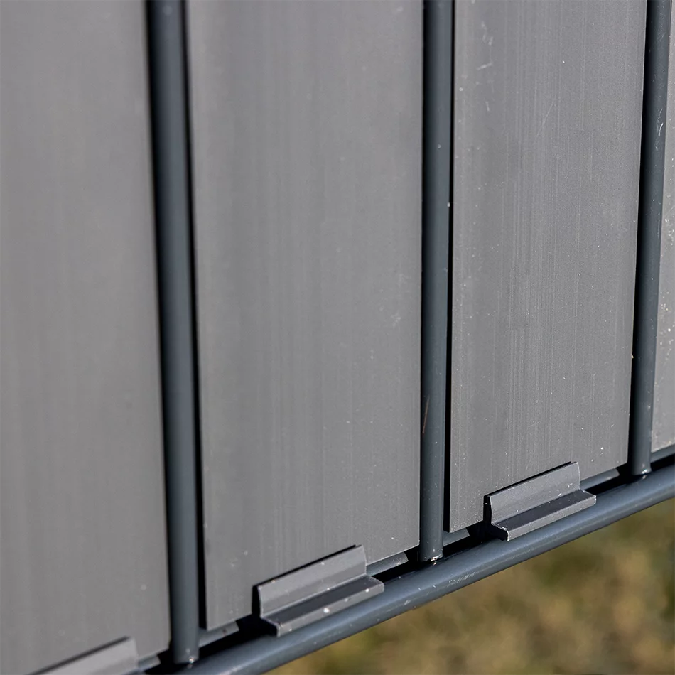 Flexio Sichtschutz in Schiefer am Doppelstabmattenzaun mit Clips befestigt