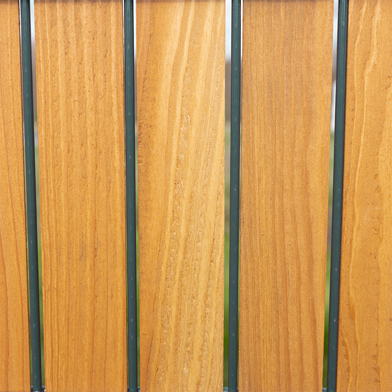 Detailansicht eine Lärche rustikals  Metallzauns Sichtschutz  Wodewa