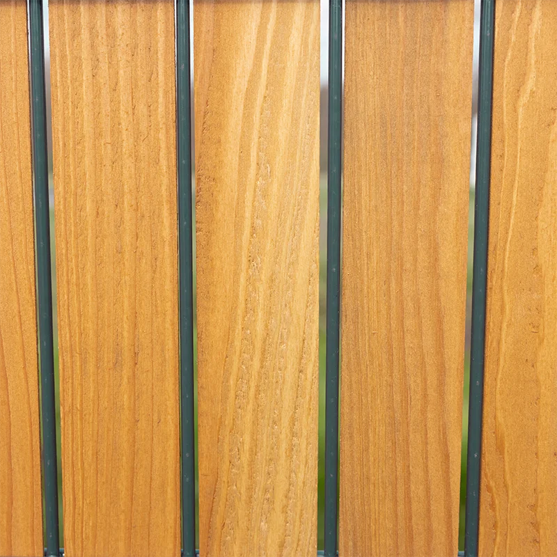 Detailansicht eine Lärche rustikals  Metallzauns Sichtschutz  Wodewa