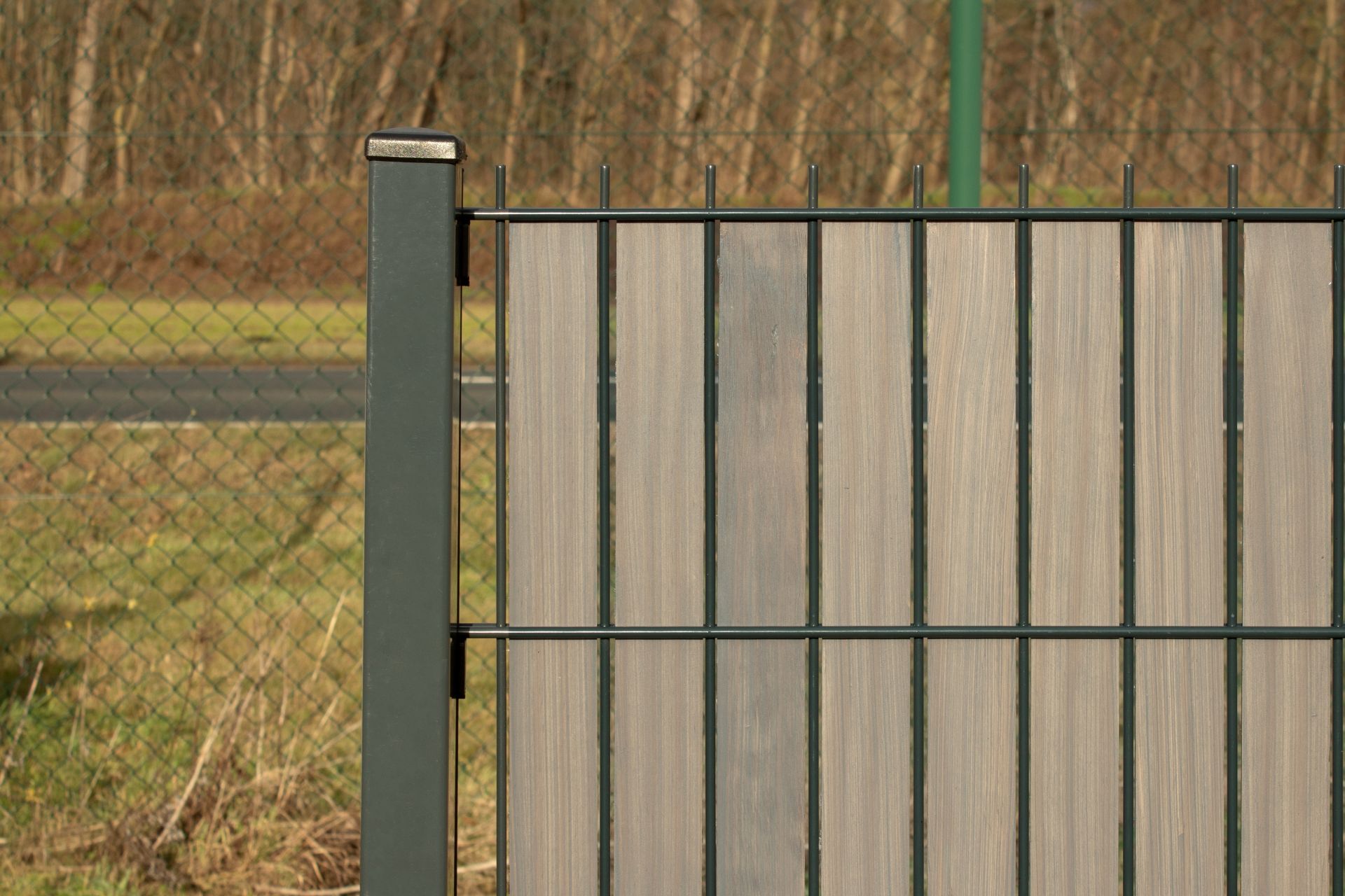 doppelstabmattenzaun-sichtschutz-aus-holz-wodewa